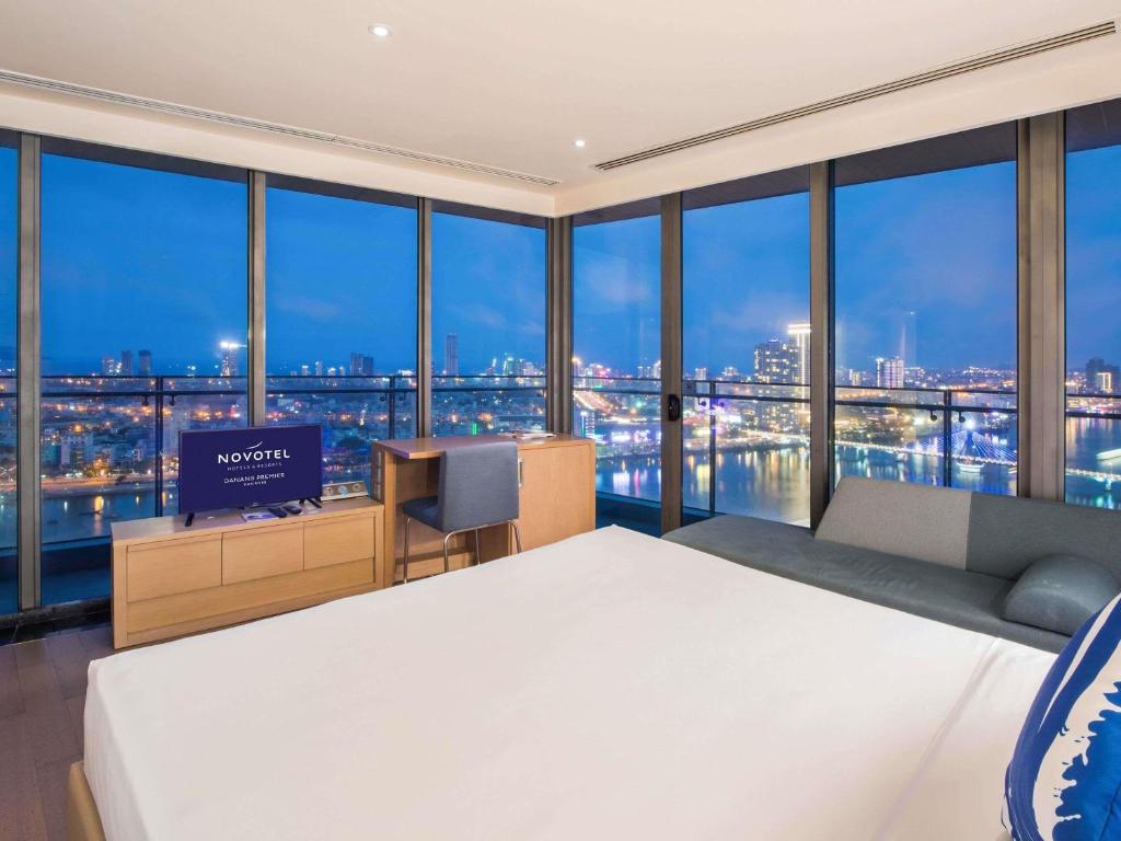 Corner King Room with Balcony and Panoramic River View - Executive Lounge Access