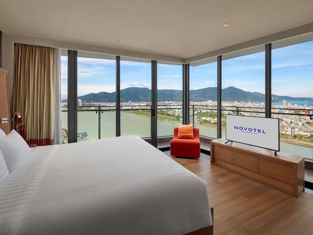 Corner Suite with Balcony and Panoramic River View - Executive Lounge Access