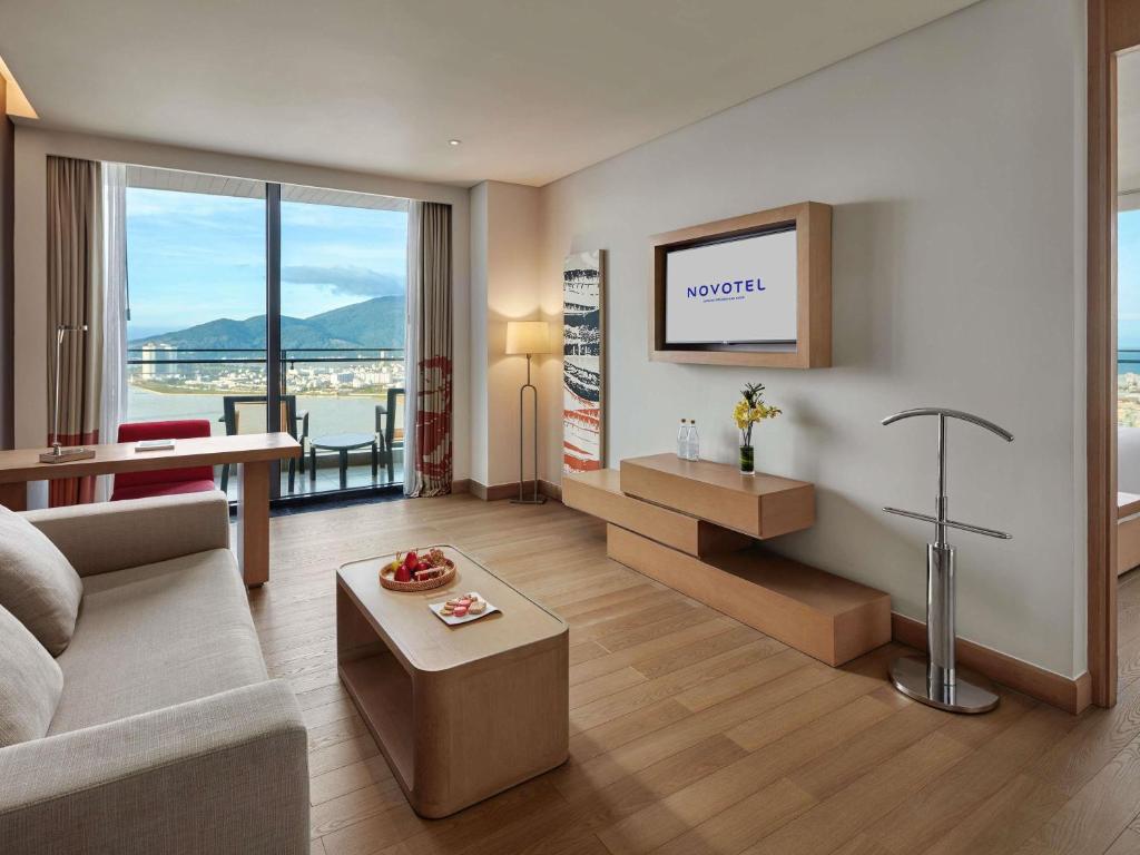 Corner Suite with Balcony and Panoramic River View - Executive Lounge Access