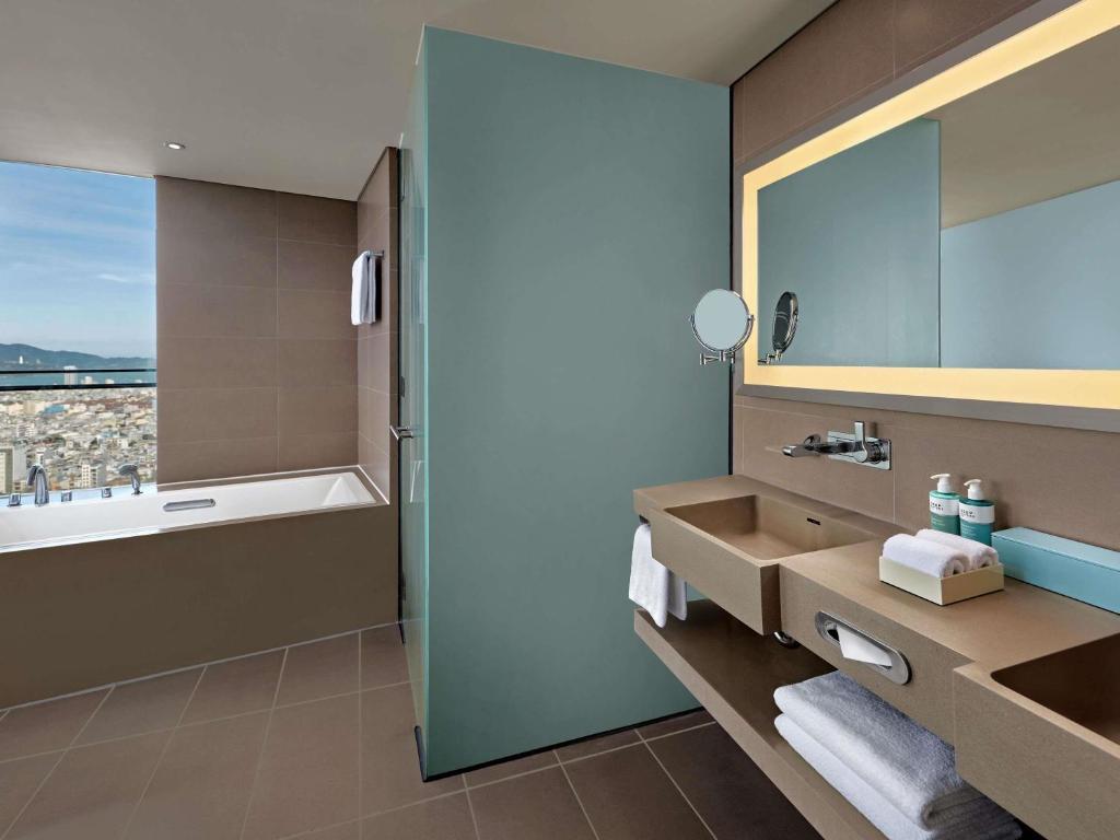 Corner Suite with Balcony and Panoramic River View - Executive Lounge Access