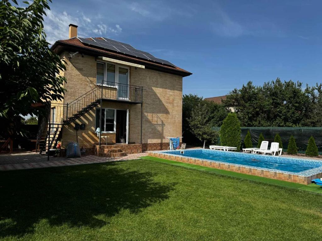 a house with a swimming pool in the yard at Дом с подогреваемым бассейном in Liski