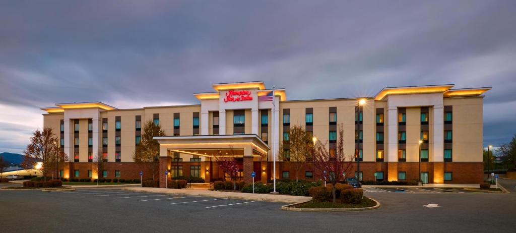 a hotel with a parking lot in front of it at Hampton Inn & Suites Grants Pass in Grants Pass