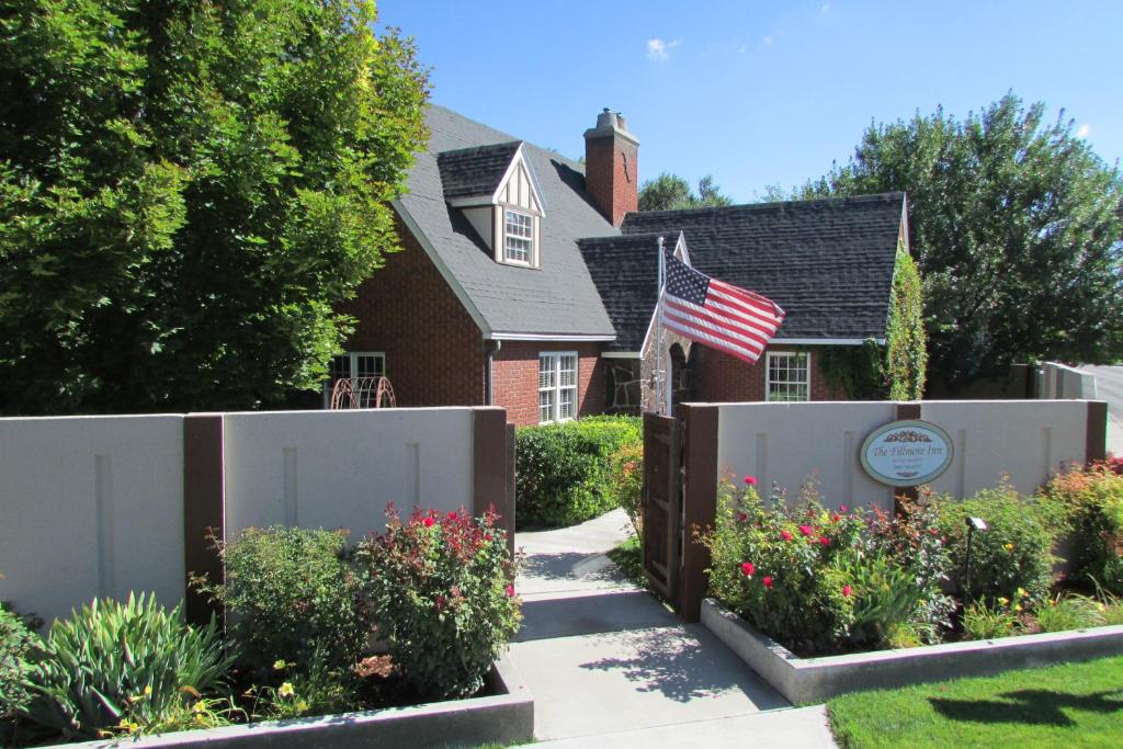 een huis met een hek en een Amerikaanse vlag bij The Fillmore Inn in Twin Falls