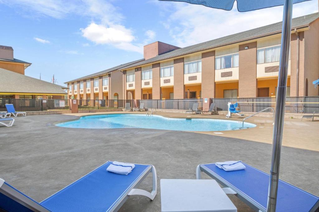 Quality Suites Hickory South photo