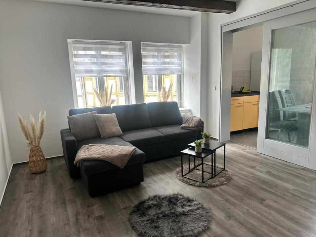 a living room with a couch and a table at Kleine-Auszeit am Dom Ferienwohnung für Gäste & Monteure in Halberstadt