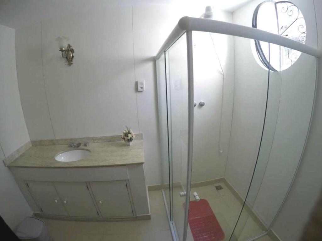 Um banheiro em Le Monde Hostel - Suites e Camas