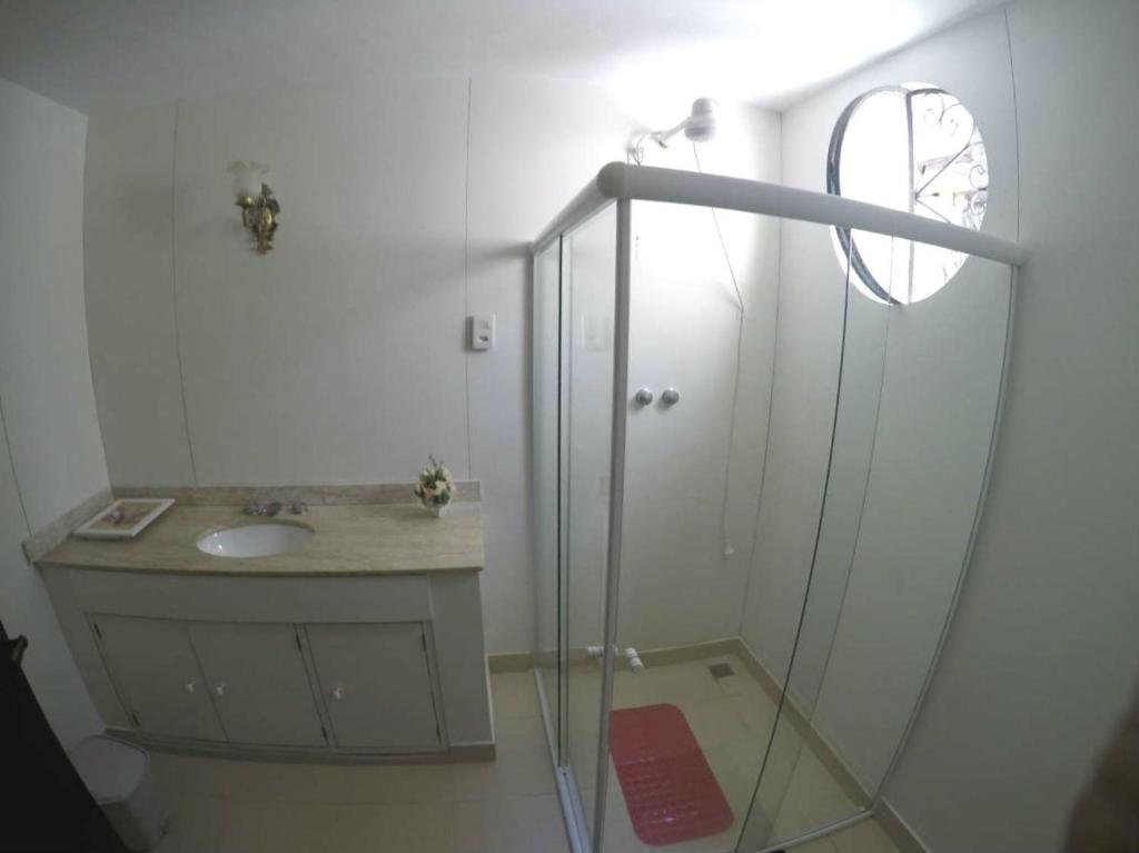 Um banheiro em Le Monde Hostel - Suites e Camas