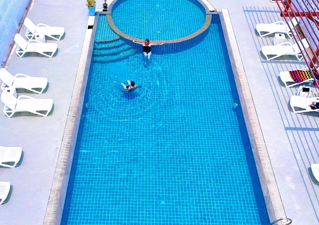 Vista aérea de una piscina en un crucero. en Blue Skyline Hotel, en Patong Beach