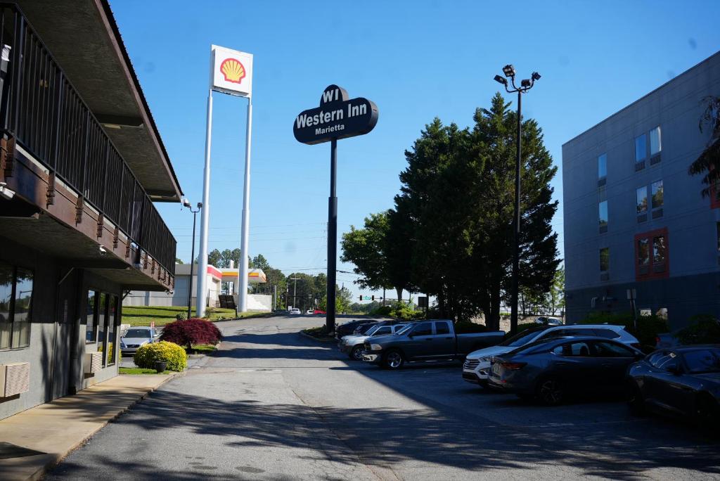 a street with cars parked in a parking lot at Western Inn Marietta in Atlanta