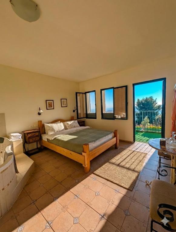 a bedroom with a bed in a room at דונה דינה Donna Dina in Amirim