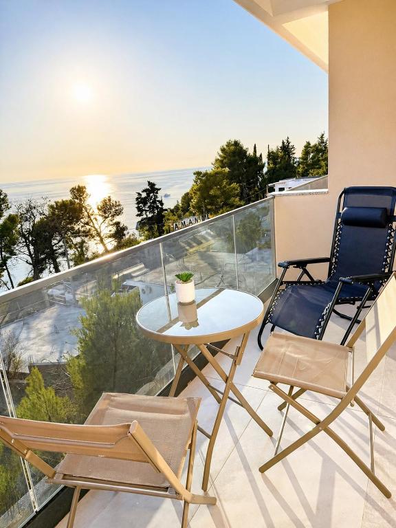 a patio with two chairs and a table on a balcony at MangaRenga apartments in Šušanj