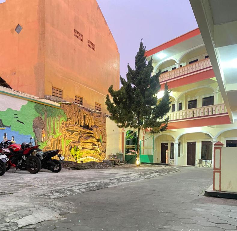 Eine Gruppe Motorräder parkte vor einem Gebäude in der Unterkunft Hotel Brawijaya in Timuran