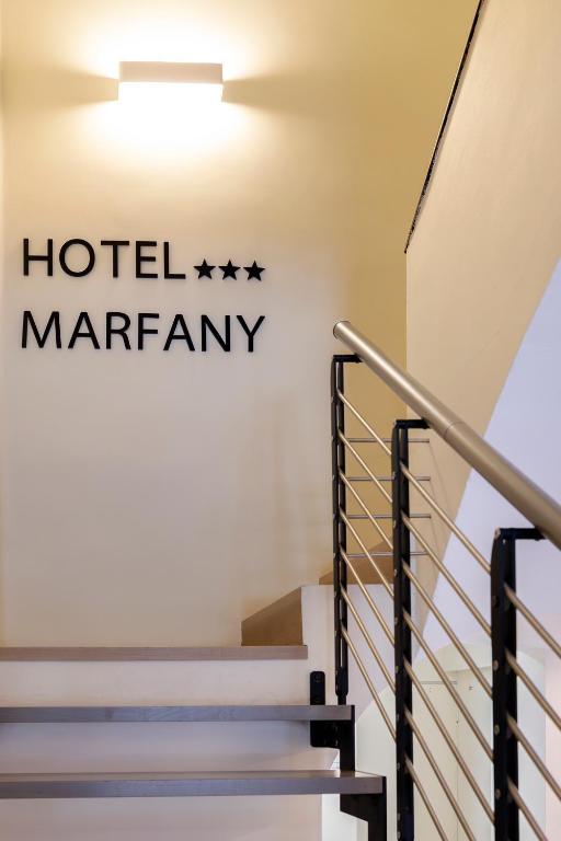 ein Treppenhaus mit einem Marriott-Hotelschild an der Wand in der Unterkunft Hotel Marfany in Andorra la Vella