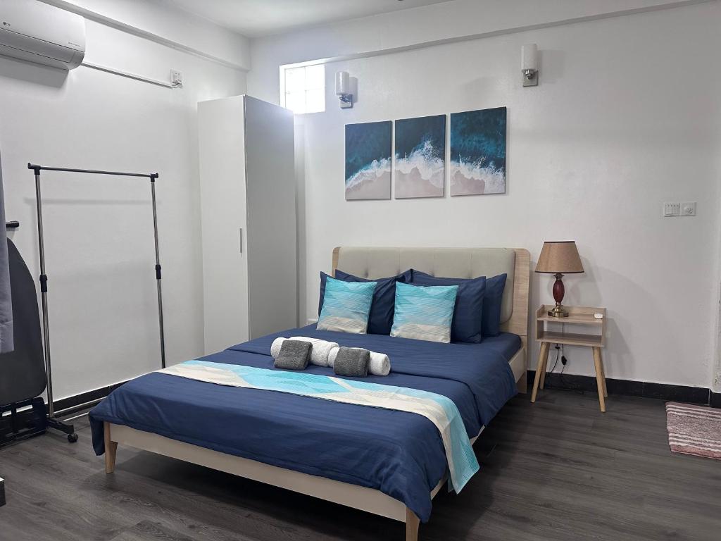 Riviera Cove - Transit Apartment, 15 mins to Airport در ماله