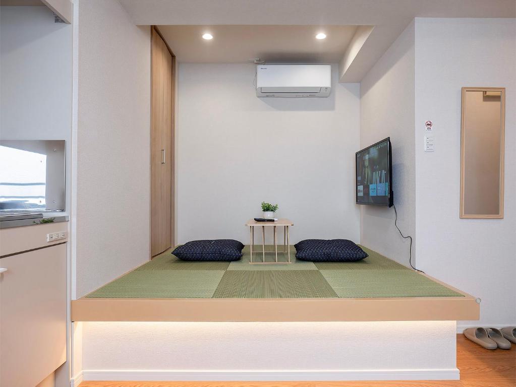 TP302 Cozy Open-Plan Room, Access to JR Kinshicho and Oshiage, Private Kitchen and Bath, Sleeps 3