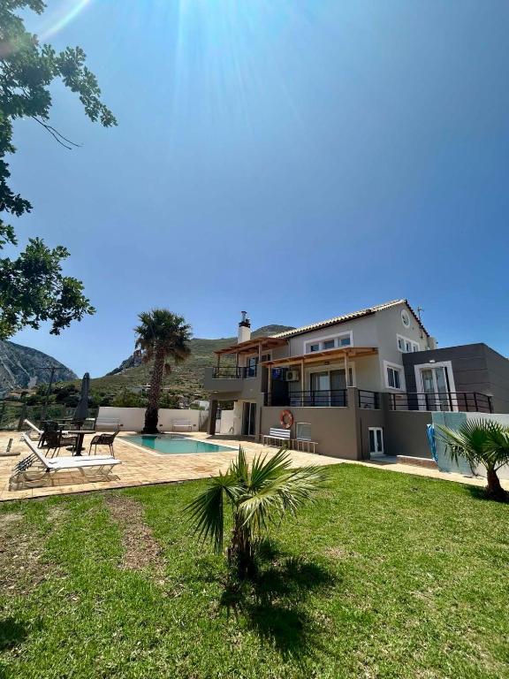 a large house with a swimming pool and a yard at Villa Frati Gorge in Fratíon
