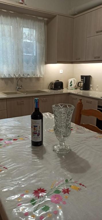 Eine Flasche Wein steht auf einem Tisch. in der Unterkunft Eleni's house in Masouri