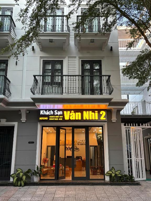 a building with a sign that reads nishi san van kmir at Khách sạn Vân Nhi 2 in Bạc Liêu