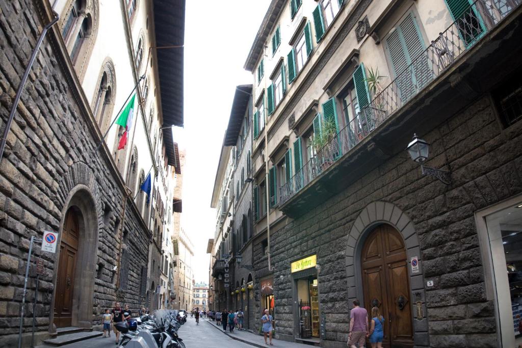 un grupo de personas caminando por una calle entre edificios en Proconsolo Superior Apartment, en Florencia