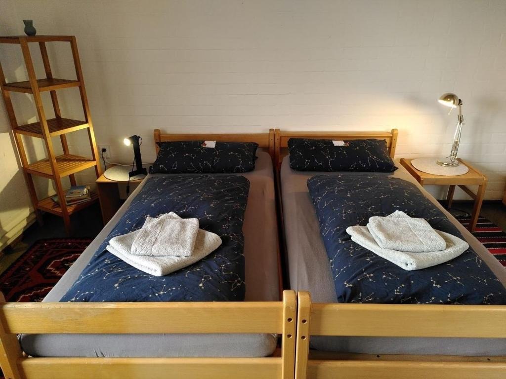 zwei Betten mit Kissen darauf in einem Schlafzimmer in der Unterkunft Zimmer 13 in Gomadingen