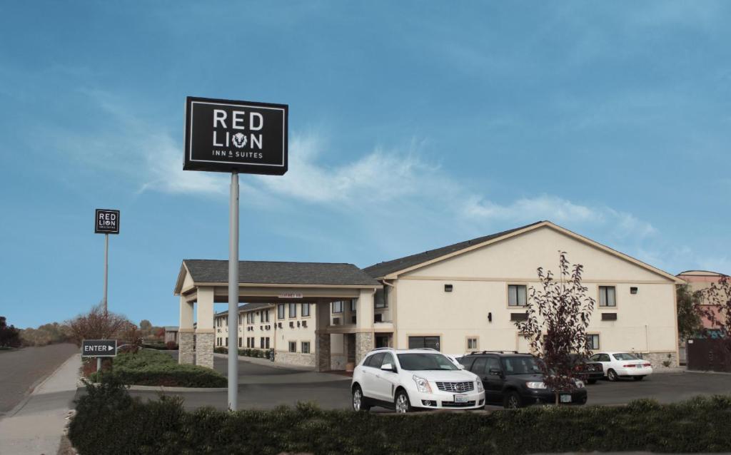 un panneau de lion rouge devant un bâtiment dans l'établissement Red Lion Inn & Suites Ontario, à Ontario