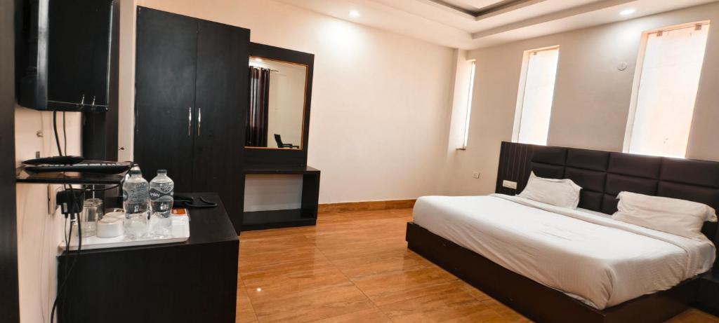 a bedroom with a bed and a television in it at Eden Resort By Live Inn in Lansdowne