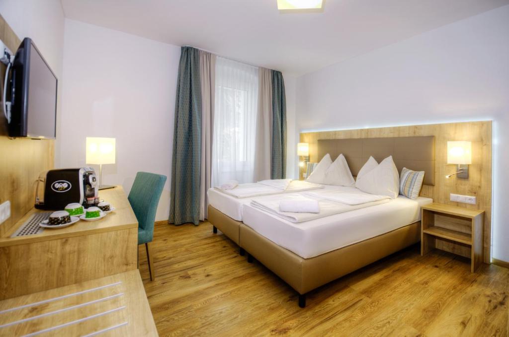 Postel nebo postele na pokoji v ubytování Hotel Bergkristall