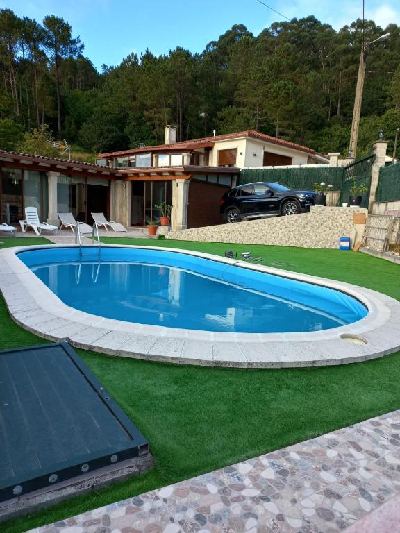 a large blue swimming pool in a yard at CHEPIBAROS Turismo in San Pedro