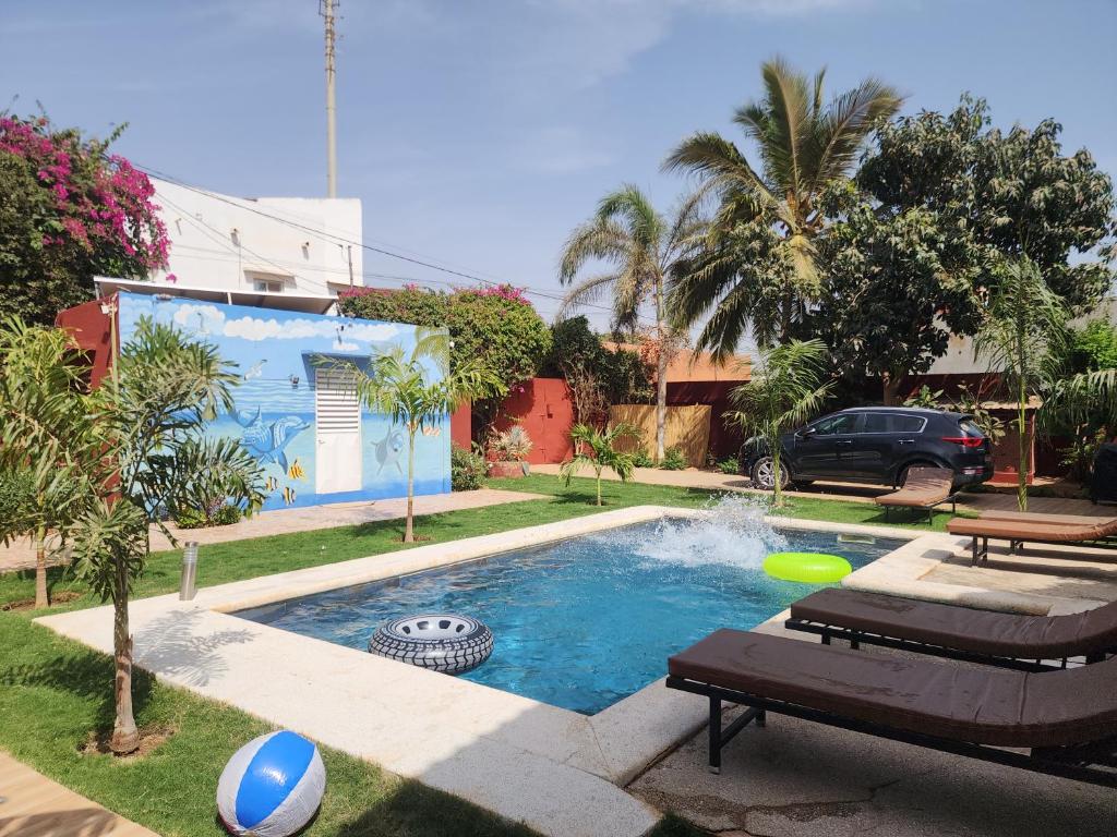 a swimming pool in a yard next to a house at Cases conviviales et chaleureuses in Sali Tapé