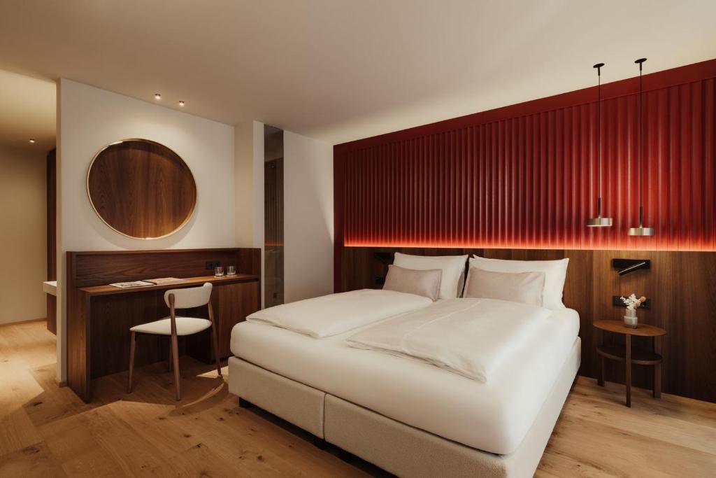 The Oswald Grand Hotel - Deluxe Double Room With Balcony