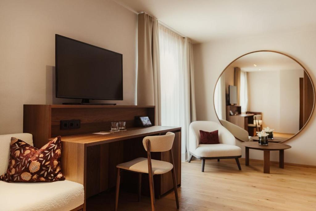 The Oswald Grand Hotel - King Room With Balcony