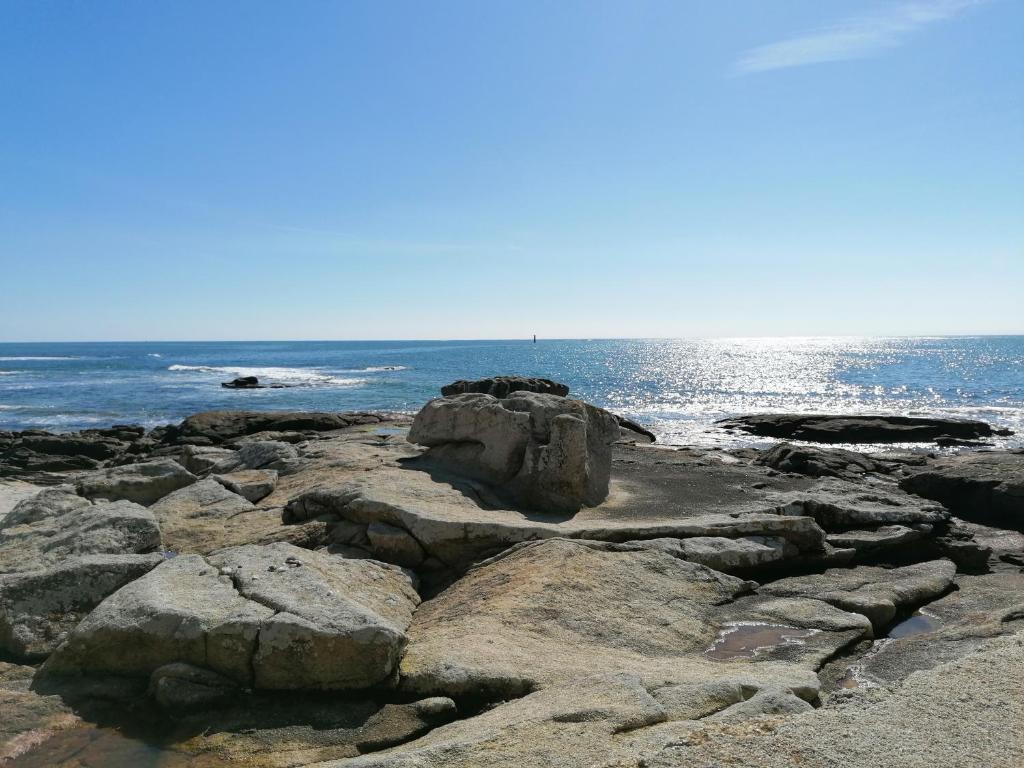 a group of rocks on the shore of the ocean at La Rose des Sables in Tréffiagat