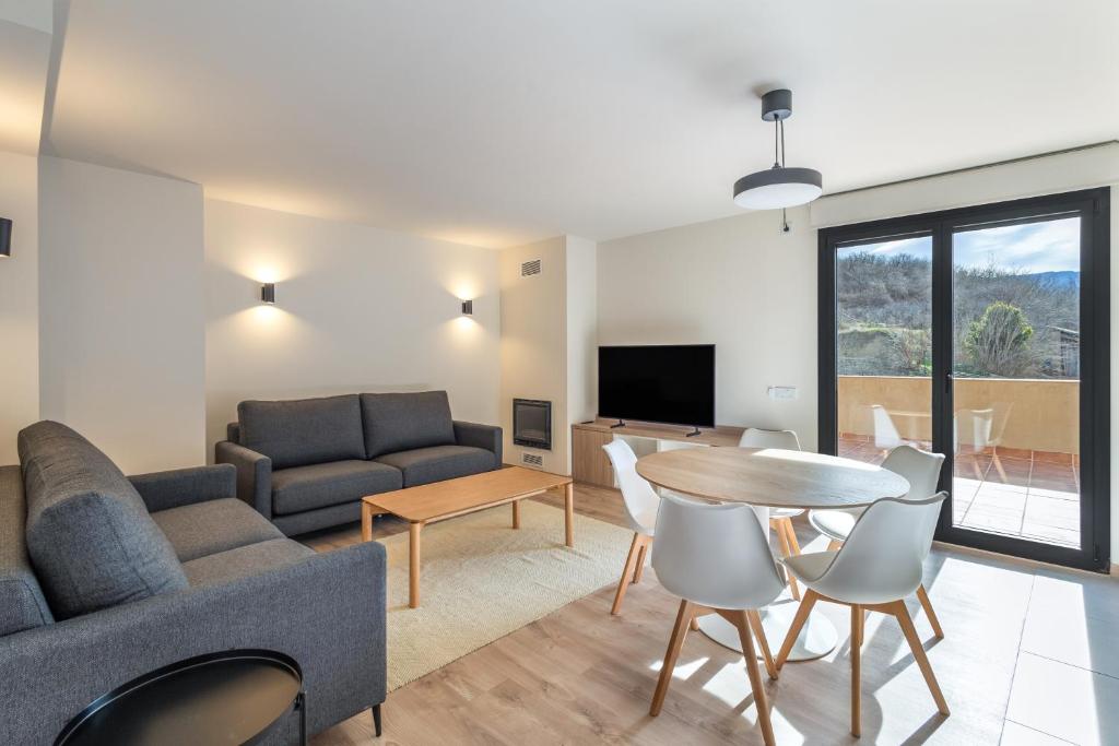a living room with a couch and a table at Be1960 segon in Bagá