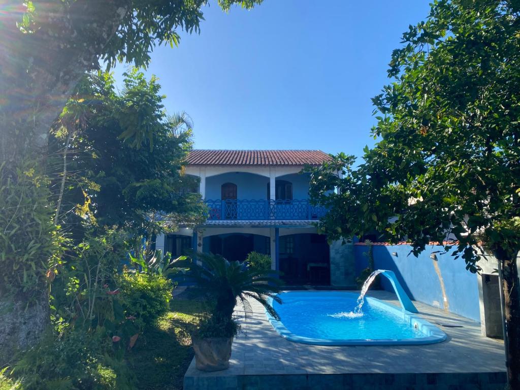 a view of a house with a swimming pool at Espaço Sol in Peruíbe