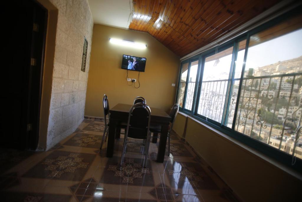 TV a/nebo společenská místnost v ubytování Isra Hotel