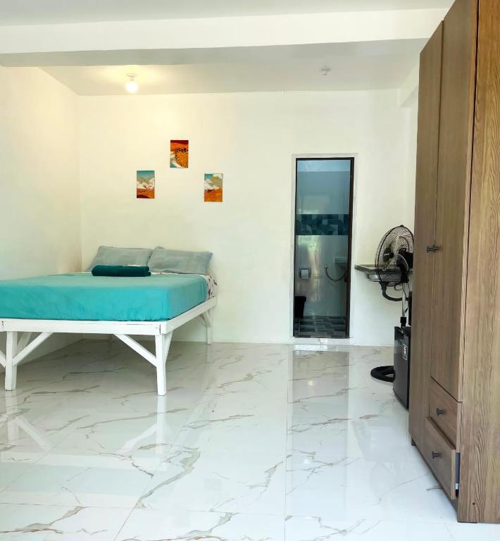 a bedroom with a bed and a mirror at Spacious studio 4, AC, kitchenette, central location in Coron
