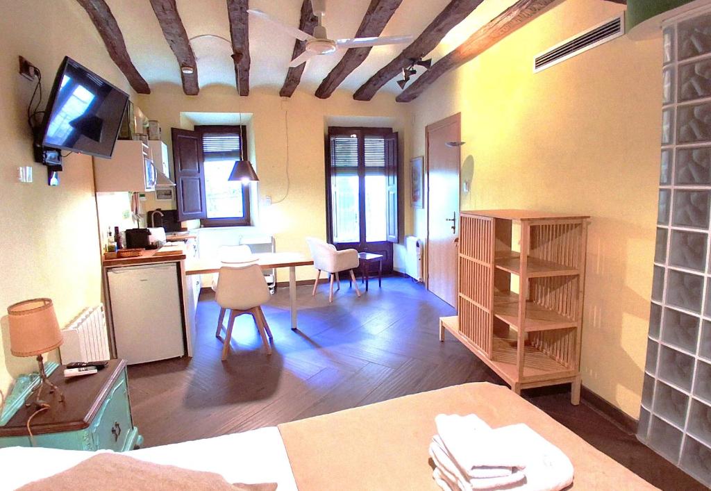a room with a kitchen and a table with chairs at Loft El Roure, El Vilosell in El Vilosell
