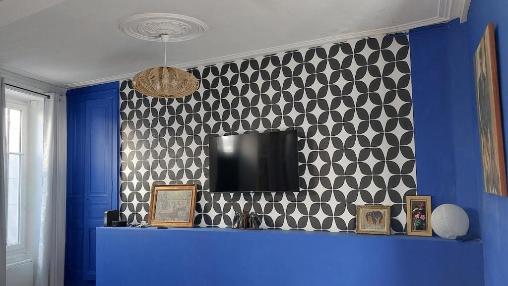 a blue room with a black and white wall at Le Palais Des Marins in Châteauroux