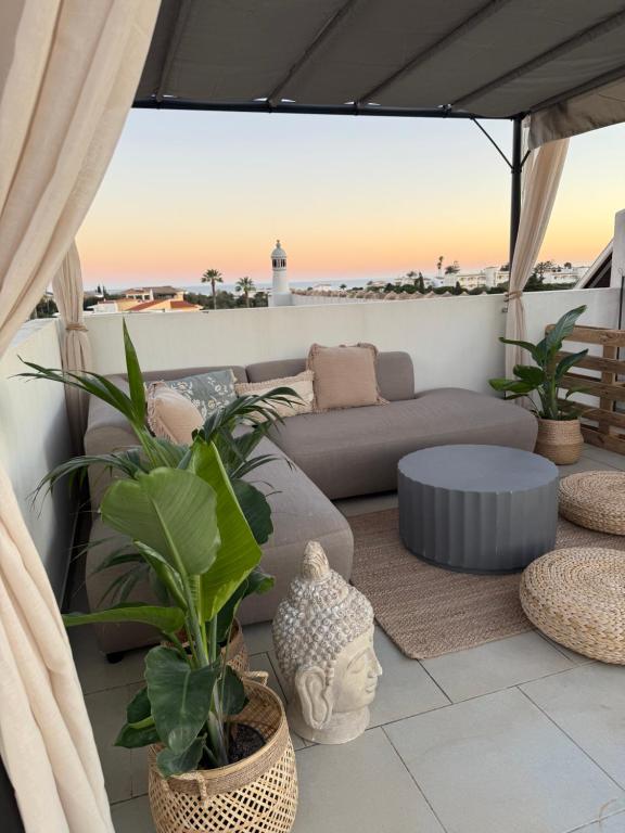 a living room with a couch and a table at Casa Sol e Sal in Luz