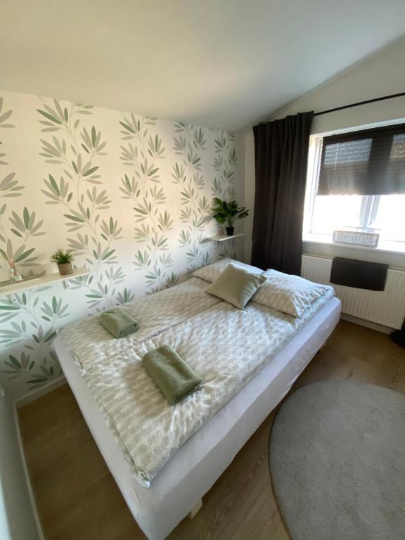 En eller flere senge i et værelse på Vshus Apartment-2 Bedrooms near city center