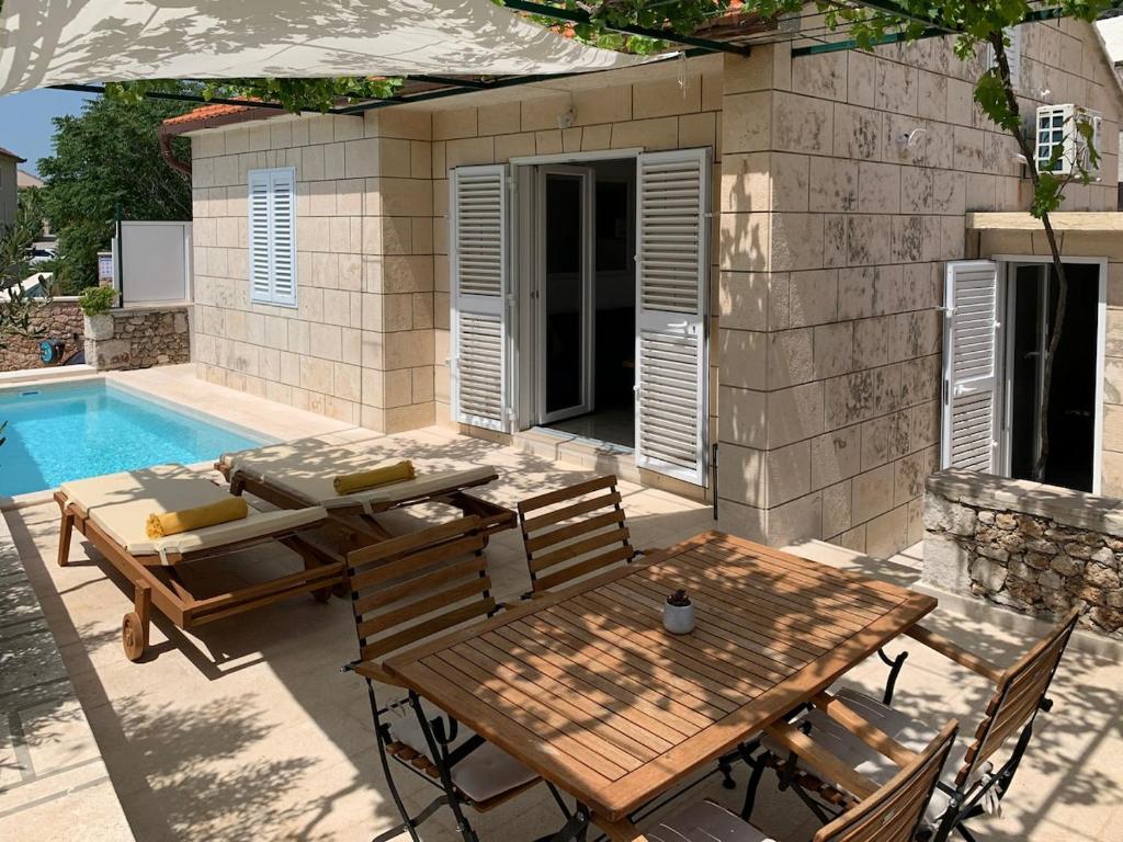 BOL House Viki - center, pool, sauna, sea view!