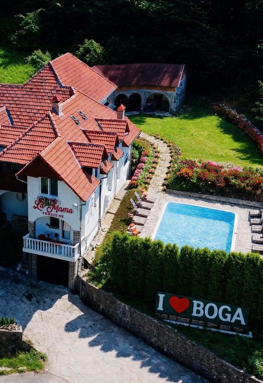 an aerial view of a house with a swimming pool at La Mama in Boga