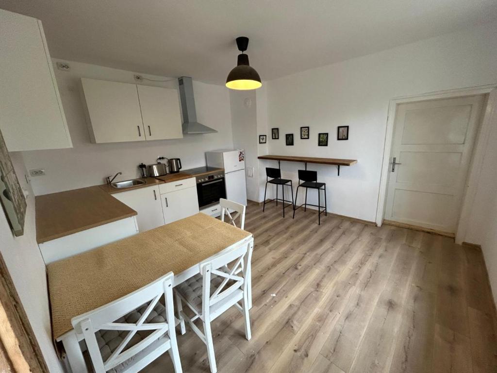 a kitchen with a table and chairs in a room at Privatzimmer auf Pferdehof in Vŭbel
