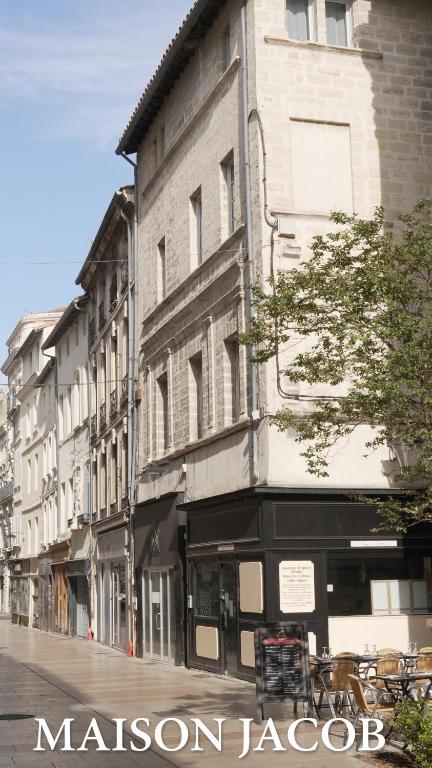 a building on the side of a city street at Maison Jacob - Hyper centre - Maison historique - Air conditioning - Wifi in Avignon