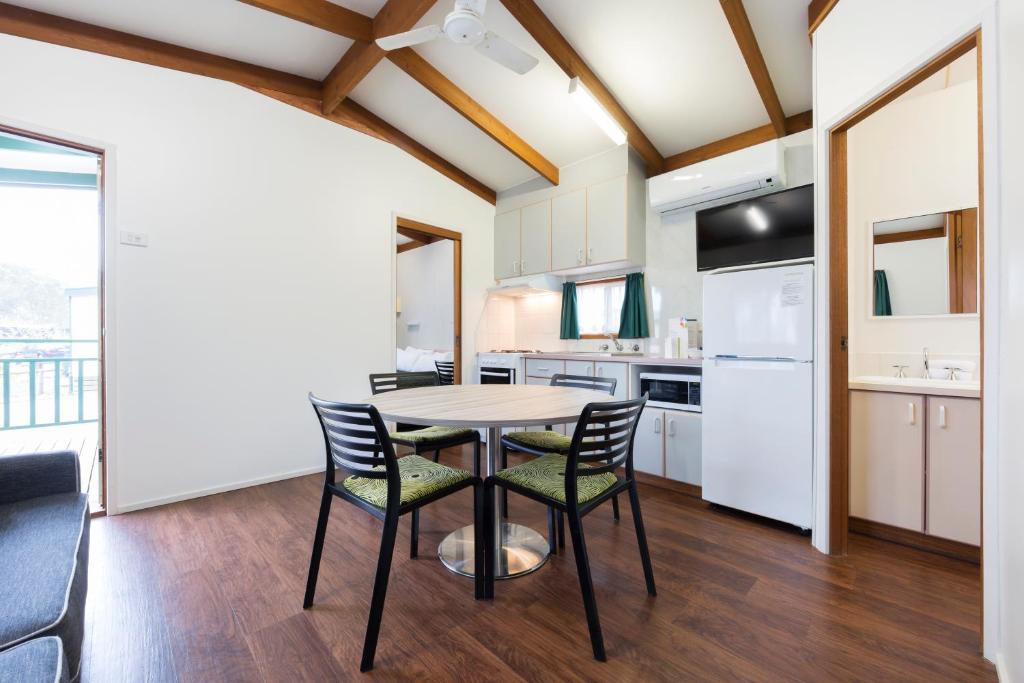 Alivio Tourist Park Canberra - Cabine Grevillea (2 Chambres)
