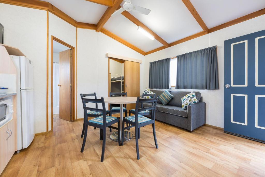 Alivio Tourist Park Canberra - Cabine Rosella (2 Chambres)
