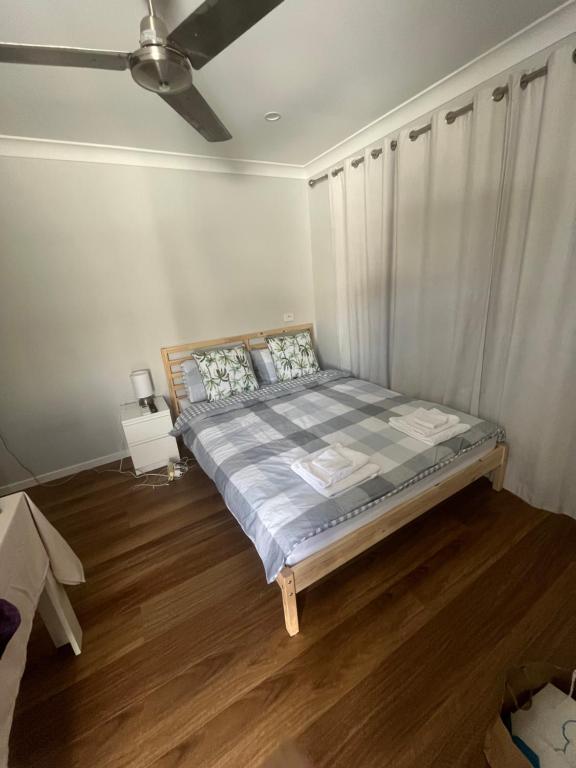 a bedroom with a bed in a room at Coomera Private Rooms near DreamWorld in Gold Coast