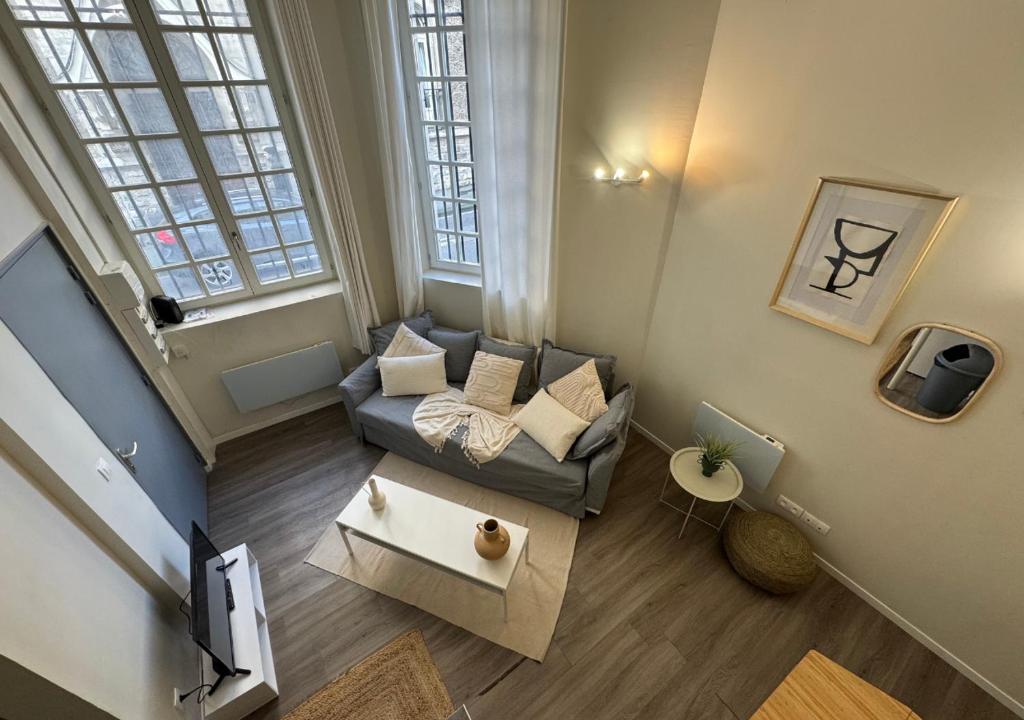 an overhead view of a living room with a couch at Duplex Royal Château Compiègne in Compiègne