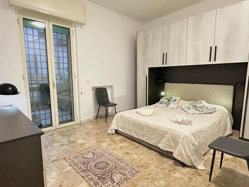 a bedroom with a bed and a desk and a chair at A DUE PASSI da BARI - La Casa della Nonna al 39 in Noicattaro