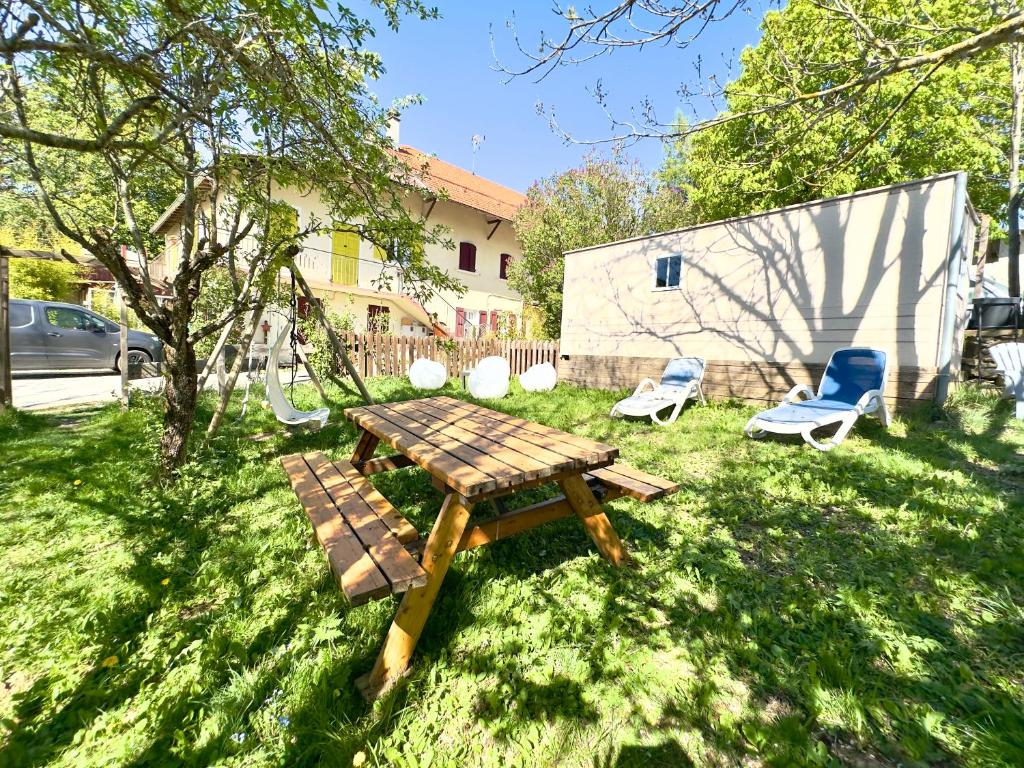 a picnic table and two chairs in a yard at Les Gîtes de Chauvet in Gap